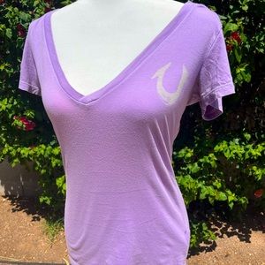 Lavender True Religion Horseshoe V-neck Tee size small
